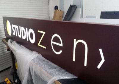 Enseigne lumineuse type caisson pochoir – O Studio Zen